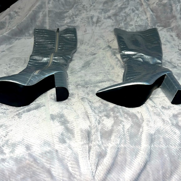 BRAND NEW SILVER KNEE HIGH BOOTS - Picture 3 of 5